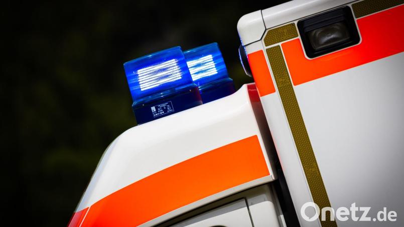 Am 17. Dezember wurde eine 76-Jährige beim Überqueren der Hauptstraße in Schwarzenfeld von einem Auto erfasst. Nun erlag die Frau ihren schweren Verletzungen. Bild: Moritz Frankenberg/dpa