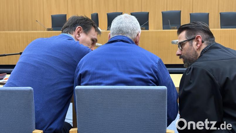 Vor dem Beginn des zweiten Verhandlungstags beratschlagte sich der Angeklagte mit seinem Anwalt Matthias Haberl (rechts). Ein Dolmetscher (links) übersetzte das Gespräch. Bild: Nils Ganzmann
