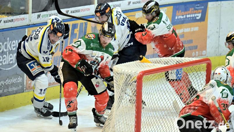 Dichtes Gedränge hinter dem Kasten von ERSC-Torhüter Timotej Pancur, doch Felix Schwarz (2.v.l.) behält die Übersicht und kann die Scheibe aus der Gefahrenzone schlagen. Bild: Hubert Ziegler