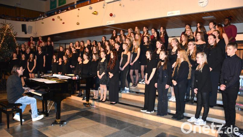 Einen Höhepunkt des Konzerts gestaltete der Kammerchor des Gymnasiums unter Leitung von Andreas Krauß. Bild: jr