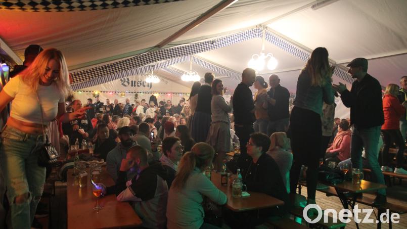An jedem Abend, wie hier am Samstag, tanzten Besucher ausgelassen auf den Bänken. Bild: fks