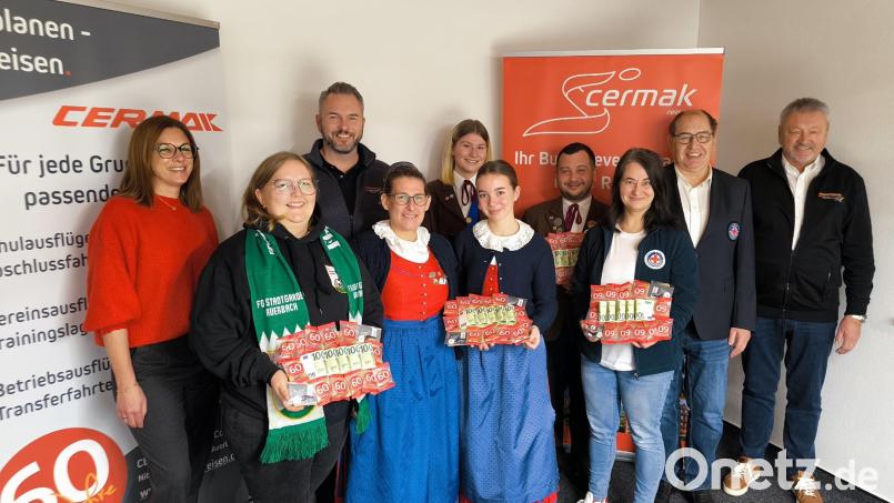 Fröhliche Gesichter gab es bei der Spendenübergabe in der Firma Cermak in Nitzlbuch. Bild: jma