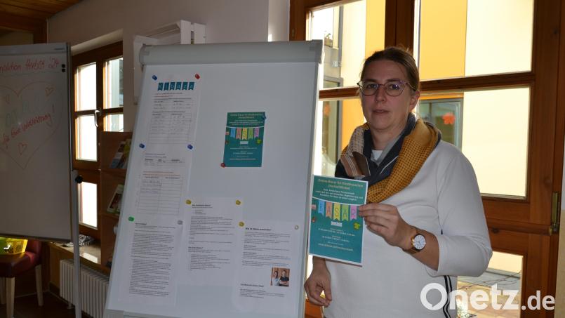 Monika Zeitler, Leiterin des katholischen Kinderhauses &quot;Unsere Liebe Frau&quot; weist auf den aktuellen Online-Herbstbasar für Kindersachen hin, der noch bis 26. Oktober läuft. Bild: Thorsten Schreiber