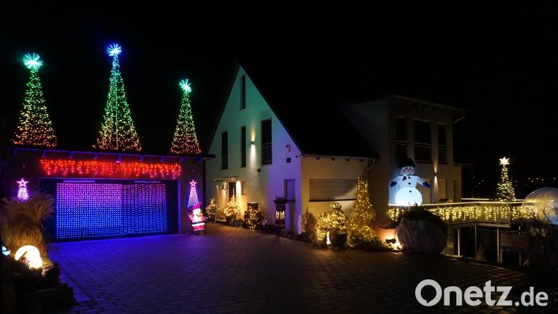 Dieses Grundstück sorgt für Aufsehen. &quot;Jeden Abend in der Adventszeit genießen wir die Lichter gemeinsam und lassen den Tag mit ein wenig Weihnachtszauber ausklingen&quot;, schreibt Benjamin Schäfer aus Amberg. Bild: Benjamin Schäfer