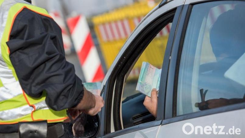 Fahnder haben bei Einreisekontrollen unter anderem 40 Böller, einen Schlagstock und Pfefferspray sichergestellt. Bild: Bundespolizei