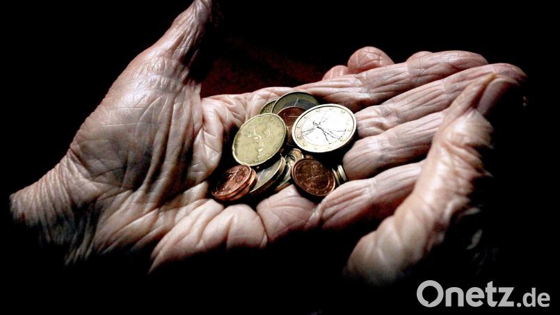 Vor allem auch ältere Menschen müssen schon mal jeden Euro umdrehen. Fehlt das Geld für nötige größere Anschaffungen, könnte das ein Fall für die Aktion „Lichtblicke“ sein. Auch heuer half sie zahlreichen Menschen in Not. Bild: Karl-Josef Hildenbrand