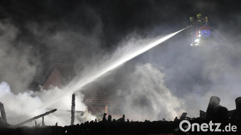 Bei einem Großfeuer in Mittelmühle, das zum Hirschauer Ortsteil Steiningloh gehört, ist ein Rinderstall ein Raub der Flammen geworden. Bild: Wolfgang Steinbacher