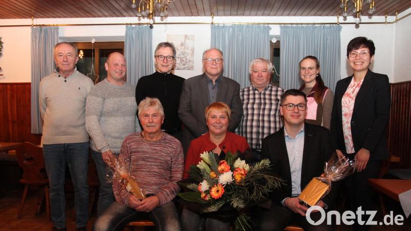 Die geschäftsführende Vorständin Barbara Wutzlhofer (mit Blumenstrauß) gibt ihren Posten an die Vohenstraußerin Sandra Wildenauer-Näger (rechts) weiter. Peter Dineiger (hintere Reihe, Mitte) bleibt Aufsichtsratsvorsitzender. Bild: dob