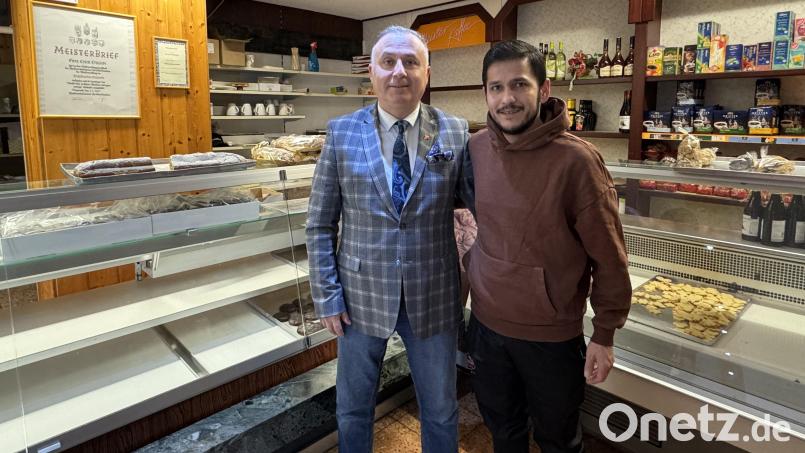 Celal Öztürk (links) übergibt seine Bäckerei in Marktredwitz an Ghulan Reza Mohammadi (rechts). Bild: Matthias Bäumler/fph