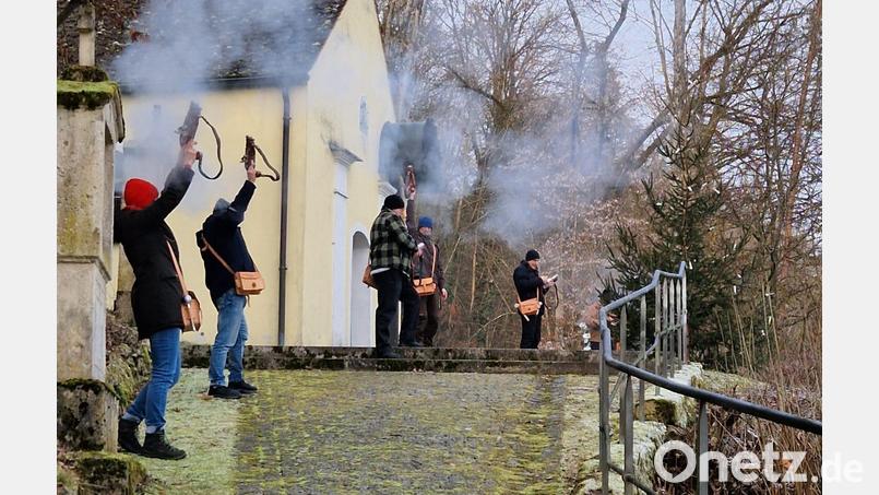 Hauptsache laut: Die Riedener Böllerschützinnen und -schützen vom Heimatverein begrüßten das neue Jahr 2025 in der Marktgemeinde. Bild: mrr
