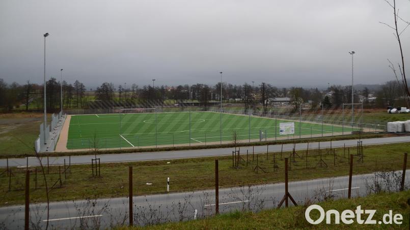 Das Kunstrasenspielfeld ist nahezu fertig. Im Frühling wird bei trockener Witterung noch ein Sand-Granulatgemisch aufgetragen. Bild: ak