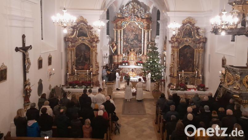 In der neu renovierten Pfarrkirche in Lintach kann Pfarrer Moses Gudapati die Christmette abhalten. Bild: jow