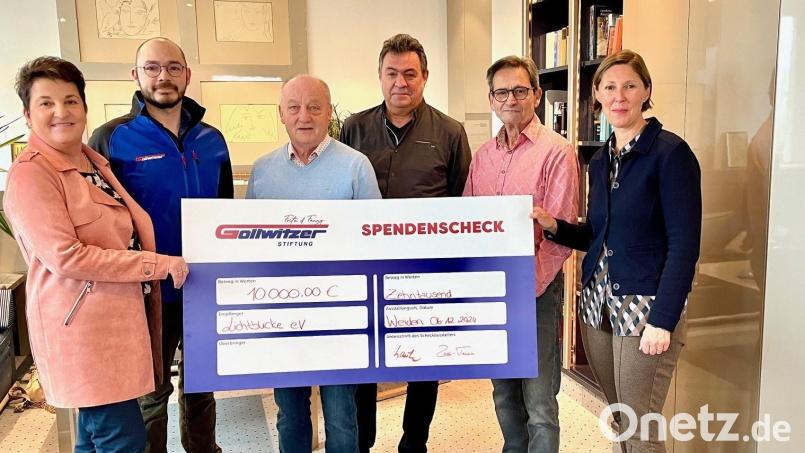 Gemeinsam für in Not geratene Menschen in der Region unterwegs: Vorstand Eva Rudl-Truxa (von links), Beirat Michael Stahl, Johannes Kozma und Vorstandsvorsitzender Herbert Rauh von der Fritz- und Fanny-Gollwitzer-Stiftung überreichen Viola Vogelsang-Reichl (rechts) und Martin Staffe (Dritter von links) von der Aktion „Lichtblicke“ einen Scheck über 10.000 Euro. Bild: Gabi Schönberger