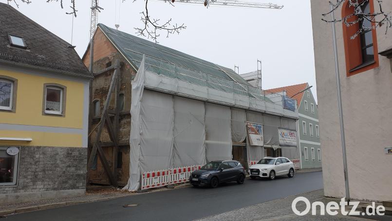 Die Arbeiten am Gebäude Marktplatz 4 gehen voran. Der Marktrat diskutiert über Photovoltaikanlagen auf dem Dach und eine Horizontalsperre. Bild: fla