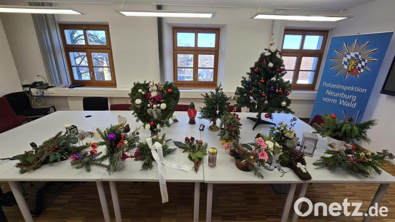 In Bodenwöhr wurden etliche Friedhofsgestecke entwendet. Die Eigentümer sollen sich bei der Polizei melden. Bild: Polizeiinspektion Neunburg vorm Wald/exb