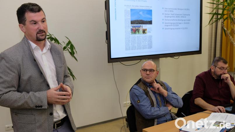 Die Ideen des Vorhabenträgers stellte Projektmanager Martin Schwander (li) im Rahmen einer PowerPoint-Präsentation vor. Bild: do