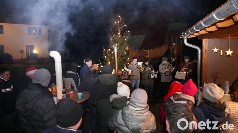 Schon am frühen Abend hatte man für die Kinder so einige Überraschungen parat und schließlich spielten Sabine Dewald, Josef Pflaum senior, Simon Schwab und Thomas Schwab mit ihren Blasinstrumenten adventliche Weisen. Bild: fvo
