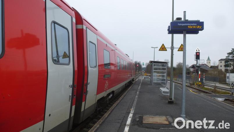 Rund vier Millionen Euro investiert der Freistaat in den barrierefreien Ausbau der Station Weiherhammer. Dies ist ein zentraler Baustein, um noch mehr Menschen für eine klimafreundliche Mobilität auf die Schiene zu gewinnen. Neben mobilitätseingeschränkten Fahrgästen profitieren auch Reisende mit schwerem Gepäck, Kinderwagen oder Fahrrad. Bild: bk