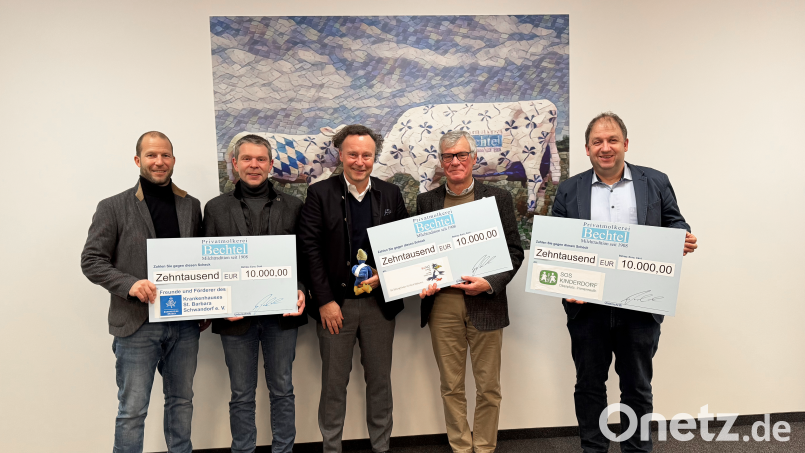 Bei der Spendenübergabe: Geschäftsführer René Guhl (Dritter von links.) mit dem Vorsitzenden des Vereins Freunde und Förderer des Krankenhauses St. Barbara, Andreas Wopperer (Zweiter von links) und Stellvertreter Andreas Betzlbacher (links.) sowie dem Vorsitzenden der KUNO-Stiftung Professor Dr. Hugo Segerer (Zweiter von rechts) und dem Leiter des SOS-Kinderdorfs Oberpfalz Holger Hassel (rechts). Bild: Carolin Pitruski/exb