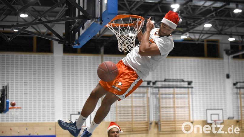 Trotz so einigen Basketballminuten in den Knochen: Auch der „Weihnachtsmann“ (Nabil Derman) hat mit einem schönen Dunk abgeliefert. Bild: Tobias Schwarzmeier