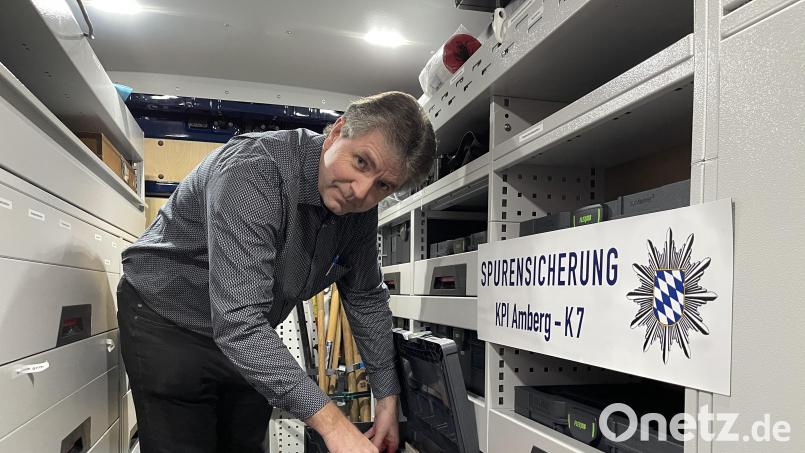 Manfred Hausmann überprüft die technische Ausrüstung im &quot;Tatort-Kombi&quot;. Der 49-Jährige arbeitet seit fünf Jahren bei der Spurensicherung in Amberg. Bild: Alexander Unger