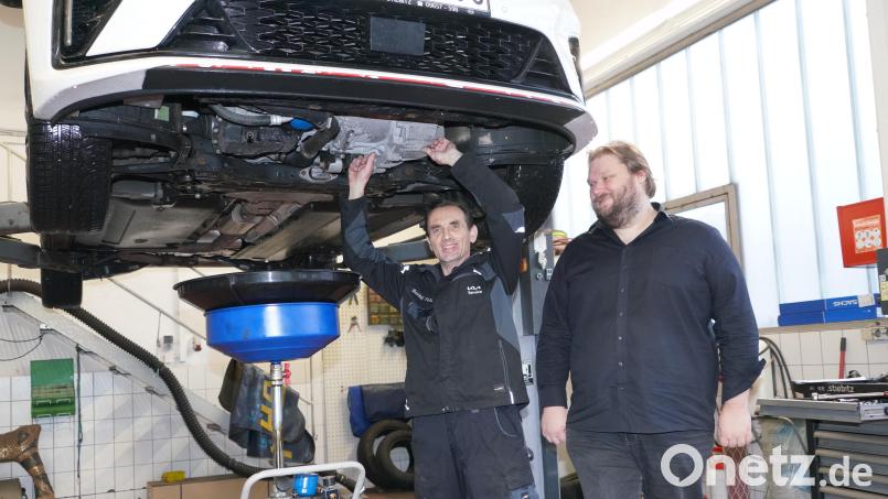 Bernd Fenzl (links) arbeitet seit 30 Jahren im Autohaus Stiebitz in Albersrieth. Das freut auch Firmenchef Franz Stiebitz, der zum Jubiläum gratuliert. Bild: Autohaus Stiebitz