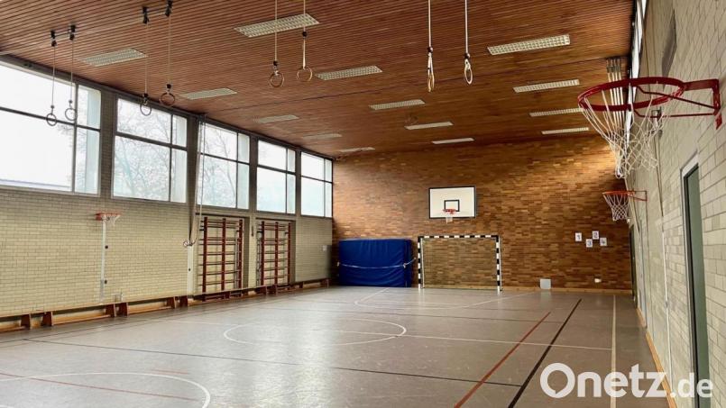 In die Turnhalle der Hans-Sauer-Schule in Rothenstadt tropft nach starkem Regen das Wasser. Rektor Matthias Holl kennt das Problem seit Jahren und hofft auf eine rasche Sanierung. Bild: Gabi Schönberger