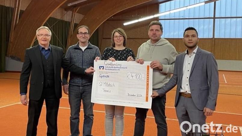 Eine Summe von 4100 Euro ließ eine Crowdfunding-Aktion in die Kasse der Tennisabteilung des SV Mitterteich fließen. Im Bild (von links) Harald Zottmeier, Regionalmarktleiter der Volksbank Raiffeisenbank Nordoberpfalz, Martin Werner, Tina Preisinger, Hans Kern (alle SV Mitterteich) und Kundenberater Christian Schels. Bild: Volksbank Raiffeisenbank Nordoberpfalz/exb