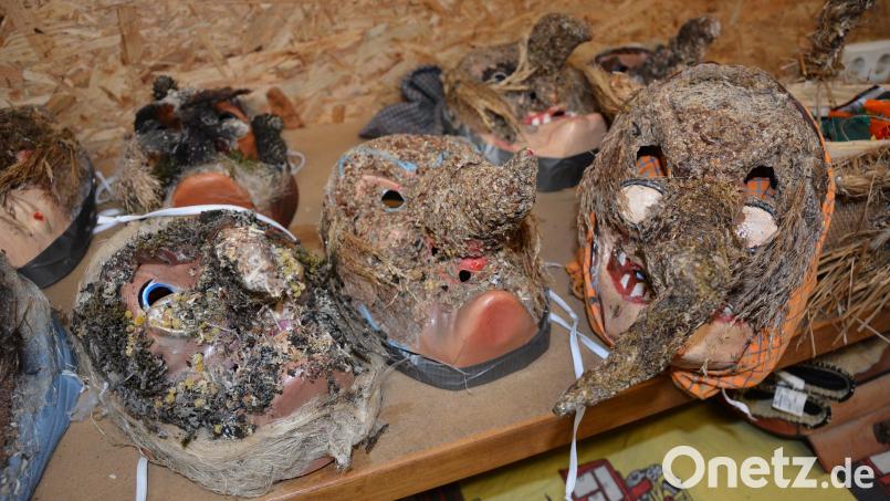 Die Masken der Specht warten auf ihren Einsatz. Bild: jr
