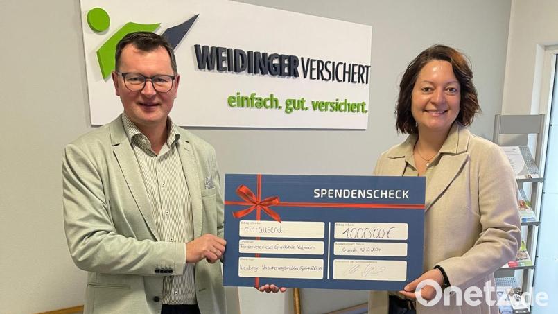 Christian Weidinger übergab einen der beiden Spendenschecks an Ramona Lautner vom Förderverein der Musikalischen Grundschule. Bild: Christian Weidinger/exb