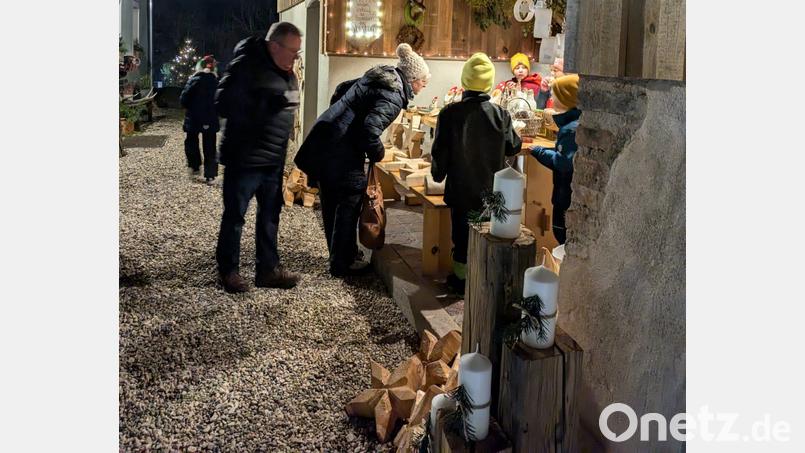 Prächtig weihnachtlich geschmückt präsentierte sich die sanierte Hofstelle Werner bei der Hofweihnacht zugunsten der Aktion &quot;Sternstunden&quot;. Bild: Monika Werner/exb