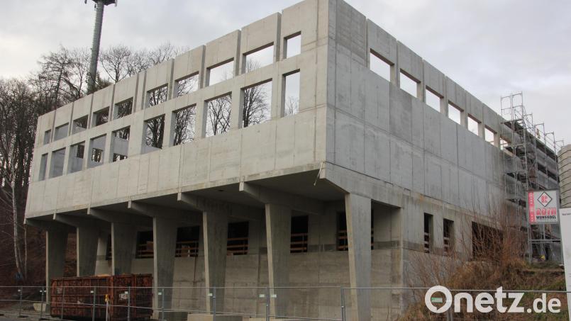 Der Bau der Zweifachturnhalle geht zügig vorn. Aber auch die Kosten steigen. Die Zweifachturnhalle wird wohl rund 12,1 Millionen Euro kosten. Bild: kro