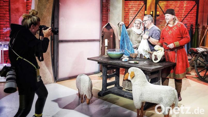 Ein Team des Geschichtsparks Bärnau-Tachov zu Gast in der Quizshow &quot;1,2 oder 3&quot;: Eine Fotografin hält eine Szene mit Stefan Wolters, Moderator Elton und Susan Sümer fest (von rechts). Bild: Stefan Wolters/exb