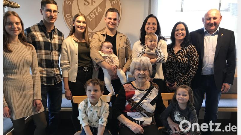 Die 90-jährige Hildegard Schiller (Mitte) ist beliebt bei Enkeln und Urenkeln. Zum runden Geburtstag gratulierte auch Hahnbachs Zweiter Bürgermeister Georg Götz (rechts). Bild: mma