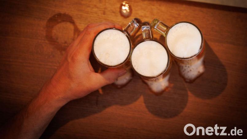 Ein Mann hatte in Rosenheim Alkohol getrunken - und landete dann in einer falschen Wohnung. Symbolbild: Friso Gentsch/dpa