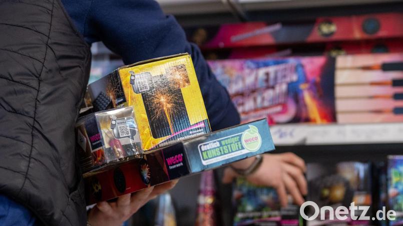 Diebe sollen in Weiden Unmengen an Silvesterfeuerwerk gestohlen haben. Symbolbild: Harald Tittel/dpa