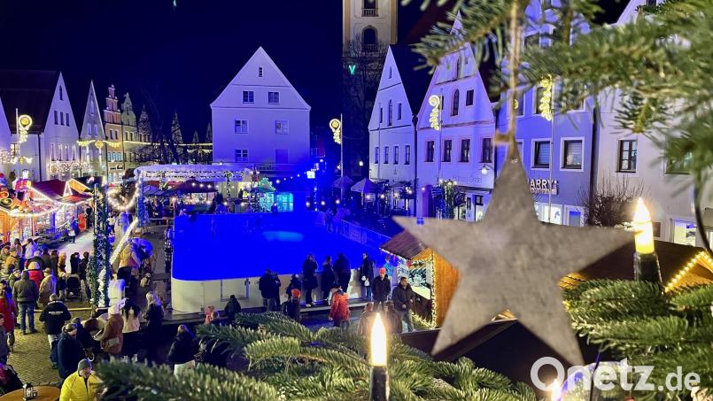 Die Kunsteisbahn auf dem Christkindlmarkt in Weiden bietet auch in der Zeit nach Weihnachten Spaß auf Kufen für die Kleinen. Bild: Gabi Schönberger