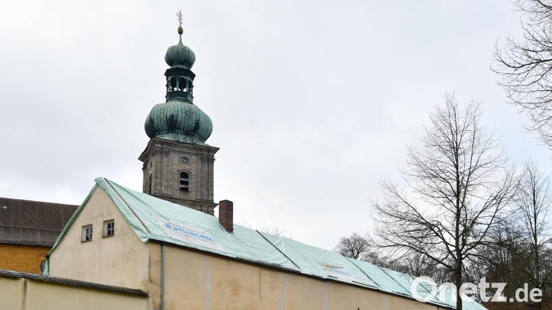Das Nebengebäude des Franziskanerklosters auf dem Mariahilfberg Amberg ist mit einer Folie abgedeckt. Im April 2023 hatte es dort gebrannt. Bild: Petra Hartl