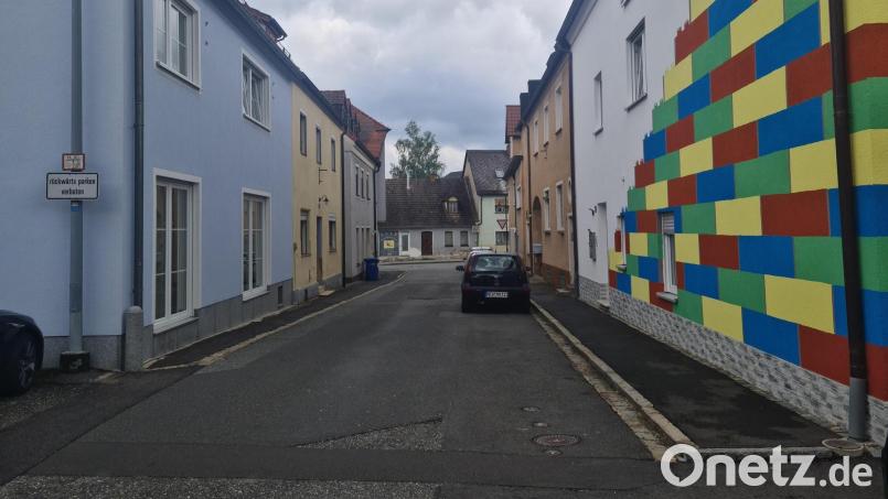 Maroder Zustand, keine Barrierefreiheit: Das soll sich jetzt ändern. Die Straße &quot;An der Wusten&quot; in Grafenwöhr wird im Frühjahr 2025 saniert. Archivbild: sne