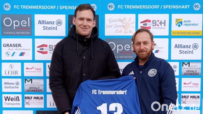 Die 13 als Glückszahl: Sven Kopp (links) wird mit seinem Trikot vom Sportlichen Leiter des FC Tremmersdorf, Florian Schnödt, begrüßt. Bild: Wolfgang Seitz/exb