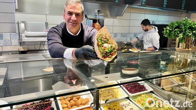 Mohammad Ebrahimi (44) betreibt in der früheren Nordsee-Filiale in Weiden den orientalischen Imbiss &quot;Roja&quot;. Viele Tipps aus dem Coaching mit Sternekoch Frank Rosin hat er umgesetzt. Inzwischen hat er sich Unterstützung geholt und Personal eingestellt. Bild: Gabi Schönberger