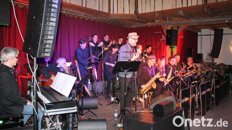&quot;Die Lumpererhall vogelwild&quot; macht nicht nur Hubert Treml (Bild) mit seinen Liedeinlagen: Stehende Ovationen gibt es für die &quot;King Size Big Band&quot; und die beiden Nachwuchsorchester aus Luhe-Wildenau beim Doppel-Adventskonzertabend in Trabitz. Bild: bjp