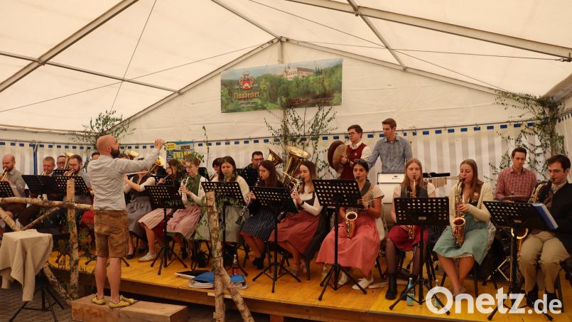 Das Orchester der Blaskapelle St. Georg Rieden spielte unter der Leitung von Dirigent Miroslaw Zgrzendek schwungvoll auf. Bild: mrr