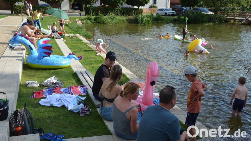 Viele Besucher mit Kind und Kegel auf dem neuen Freizeit-Areal in Bad Neualbenreuth: So sieht es derzeit öfters auf dem Gelände beim Dorfteich aus. Bild: jr