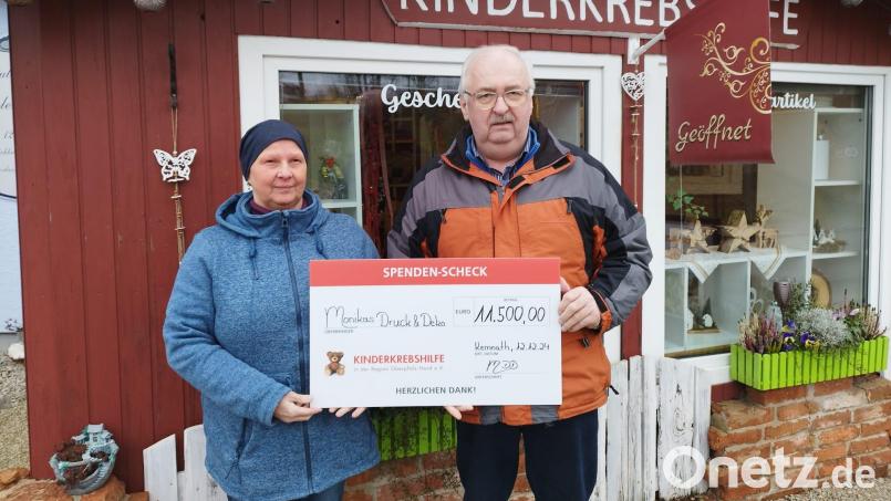 Monika Pregler überreicht die Spende an Herbert Putzer von der Kinderkrebshilfe in der Region Oberpfalz Nord. Bild: Bradl/Dekohäusl/exb