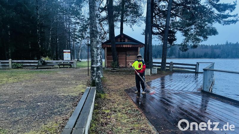 Marco Rosner, Organisator und Ideengeber der ersten Plößberger Raunacht, hat auf der Liegewiese am Großen Weiher noch allerhand für die Veranstaltung vorzubereiten. Bild: Marco Rosner