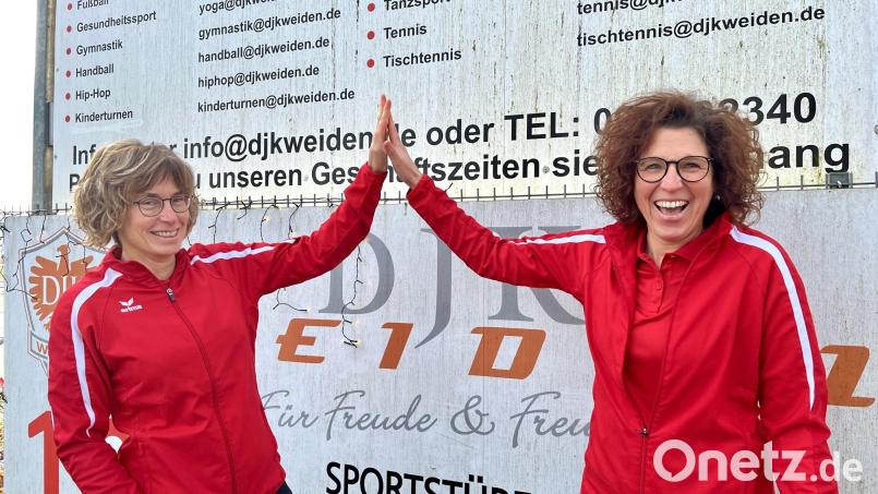 Zusammen geht´s besser: Manuela Schraml-Kithier (links) und Andrea Schieder (rechts) engagieren sich in der Leichtathletikabteilung der DJK Weiden. Bild: Gabi Schönberger