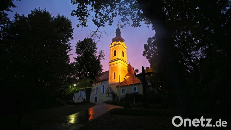 Malerisch: Zwischen Oktober und April wird die Annabergkirche in den Abendstunden angestrahlt. Im Sommer ist das nicht der Fall. Archivbild: Bernd Müller