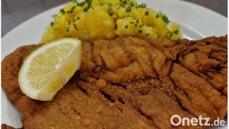 Der goldbraun gebackene Karpfen schmeckt wunderbar mit Kartoffelsalat. Bild: Julia Schießl, Fischerhof Schießl/exb