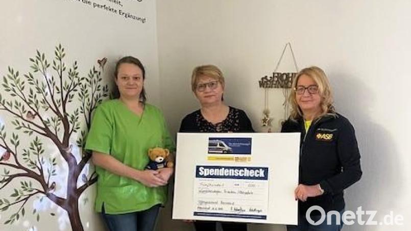 Mit einer Spende in Höhe von 500 Euro unterstützt der Pflegedienst Harmonie aus Altenstadt/WN die Aktion „Wünschewagen“ des Arbeiter-Samariter-Bundes (ASB). Bild: Pflegedienst Harmonie